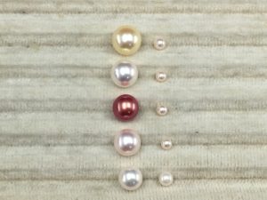 大小の白の2つの真珠